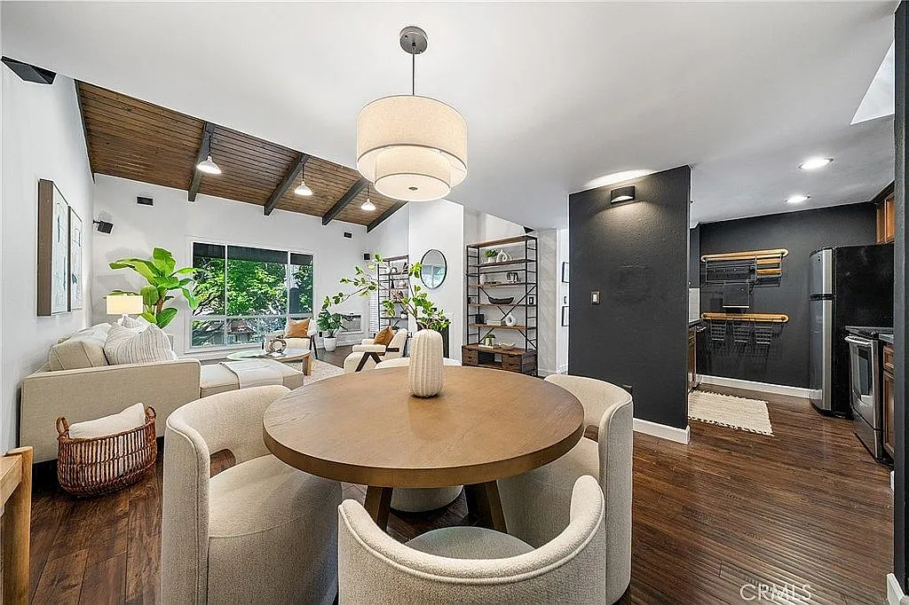 2 bed, 1050 sqft, $3,850 — Photo 3