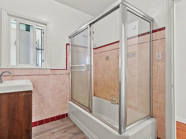 1322 S Van Ness Ave #4 — Photo 14