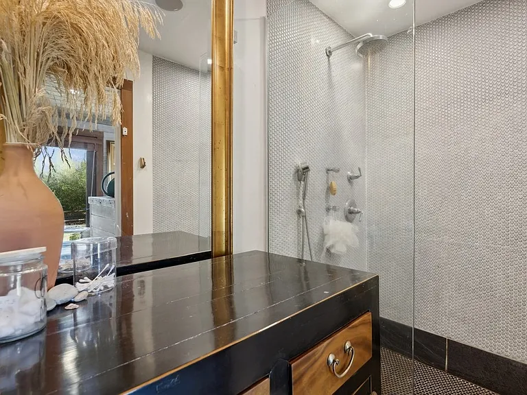 1 Burkeshire Dr — Photo 10