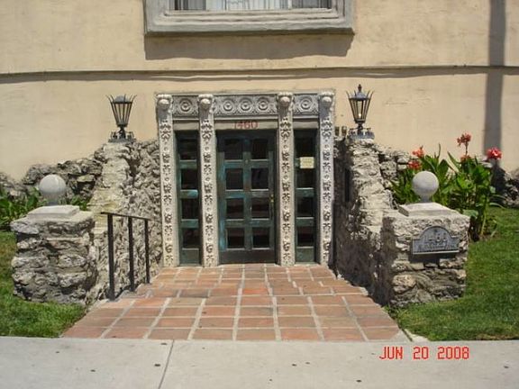 Front Entry/Intercom!