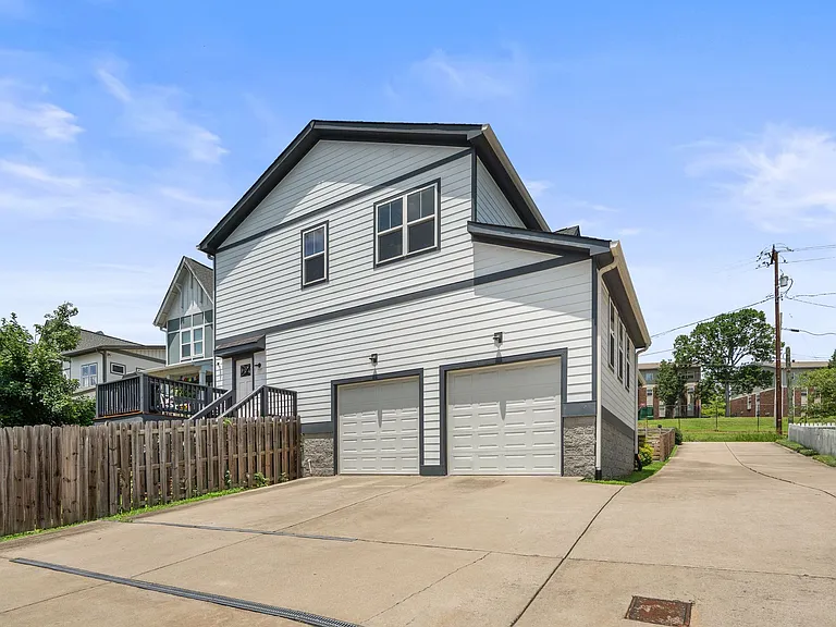2038 Straightway Ave — Photo 26