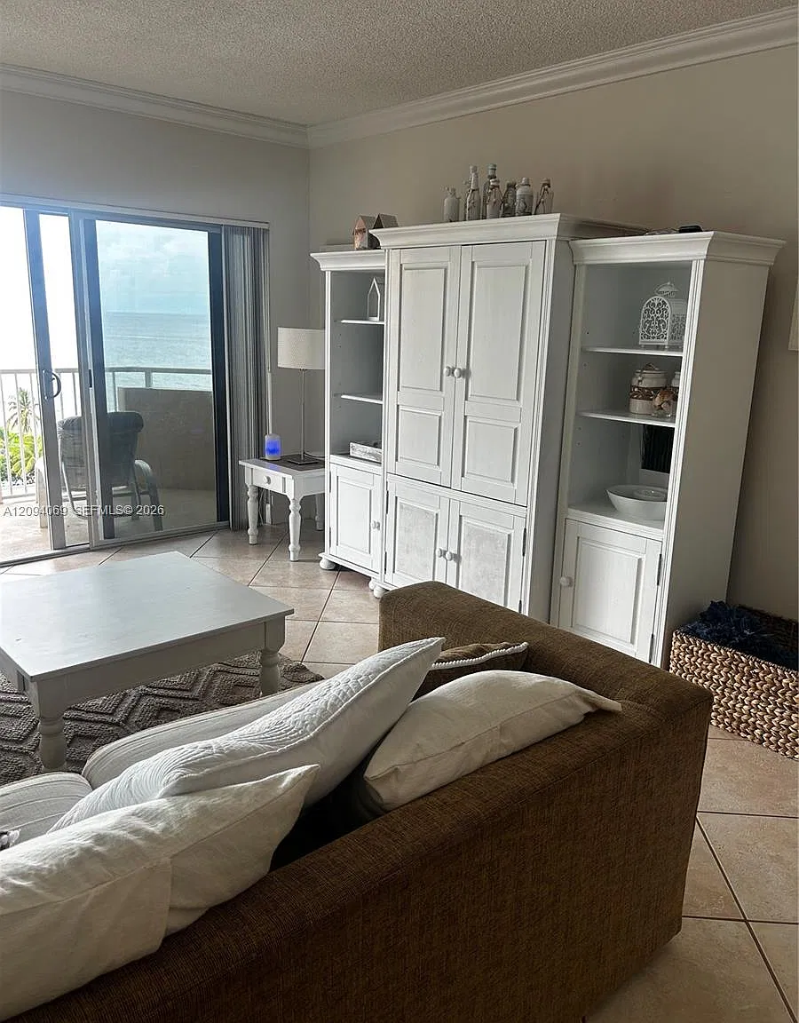 Hemispheres Condo — Photo 4