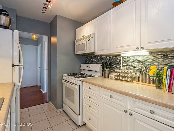 4th image of 3440 N Lake Shore Dr APT 10F