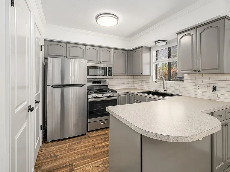 204 Northwest Dr #F — Photo 15