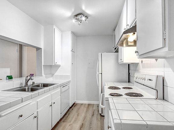 5th image of 5460 White Oak Ave Unit H103