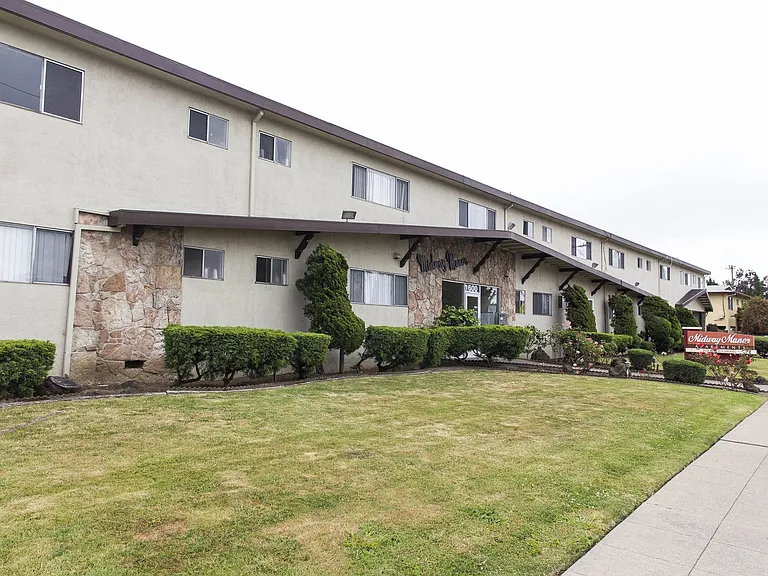 Midway Manor Apts. — Photo 10