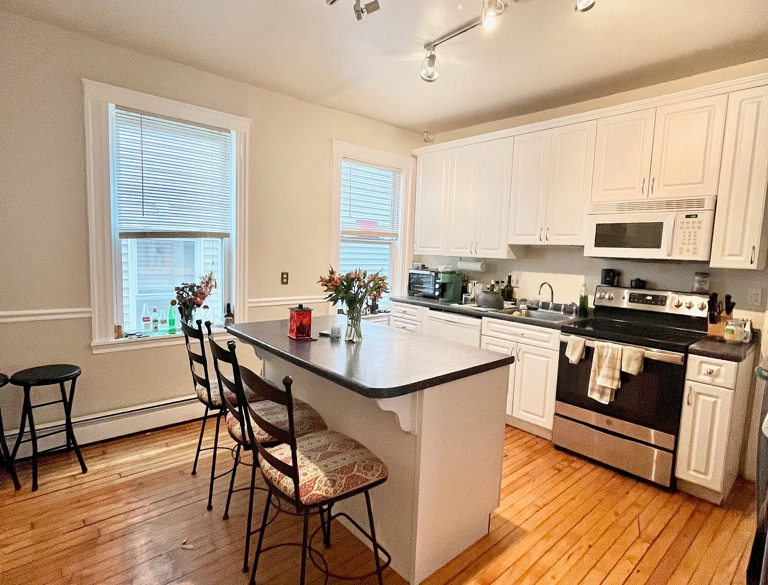 3 bed, 9999 sqft, $4,500 — Photo 2