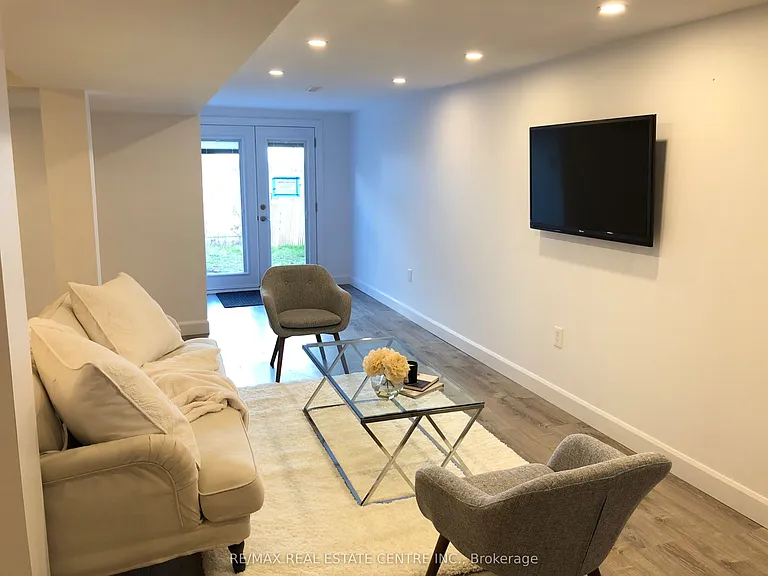 226 Howard Cres #LOWER — Photo 6