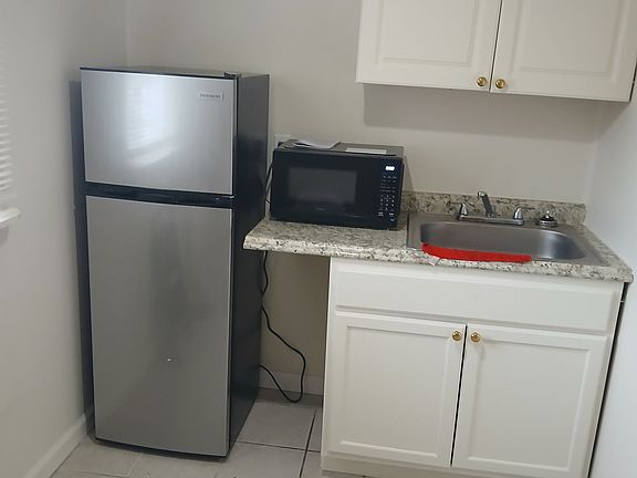3rd image of 3803 Glenwood Ave #10