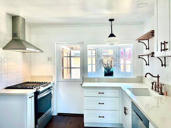 Beautiful & bright completely remodeled kitchen
