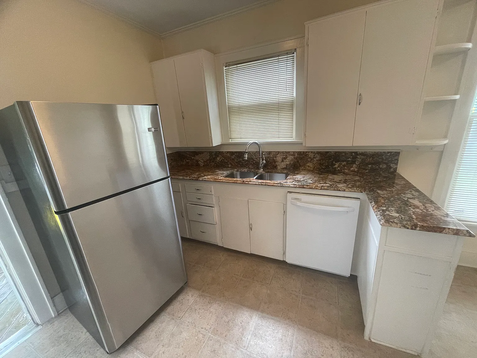 1 bed, 750 sqft, $1,050 — Photo 3