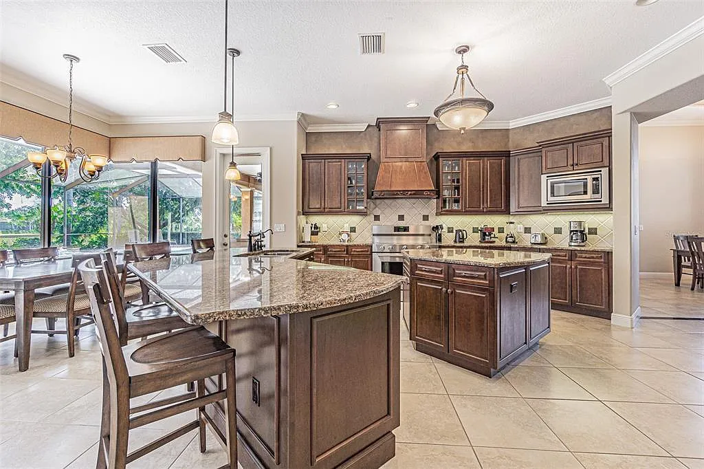5 bed, 3.5 bath, 4359 sqft, $5,400 — Photo 2