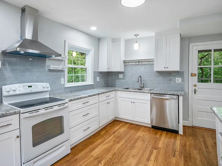 244 N Columbus St — Photo 9