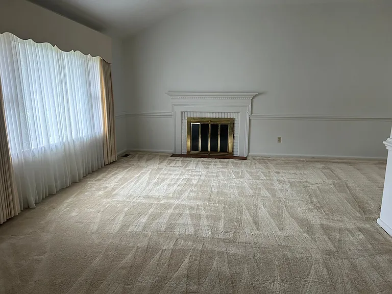 307 Crittenden Ln — Photo 3