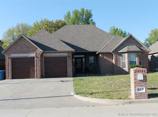 825 Great Oaks Dr, McAlester, OK 74501