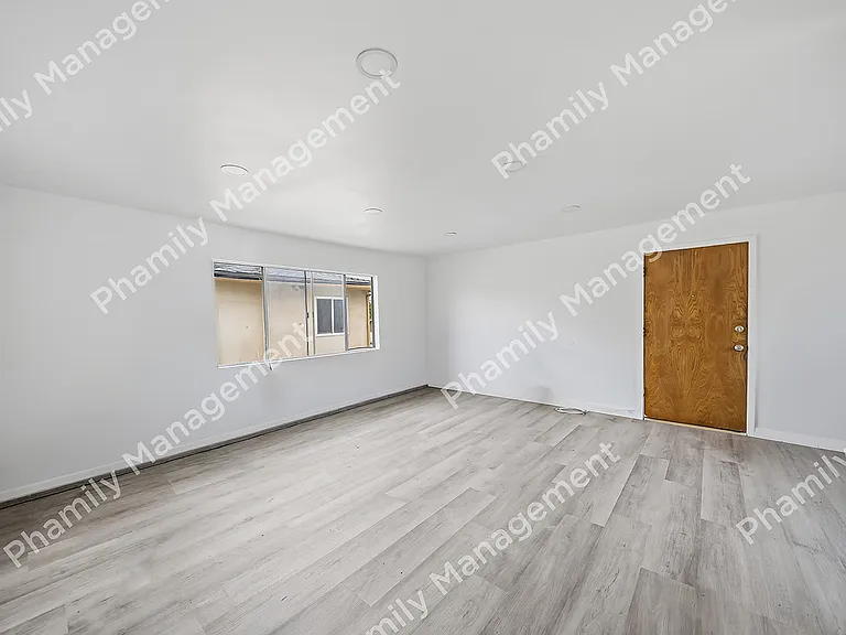4533 Ellis Ln #B — Photo 7