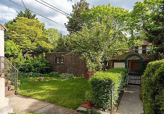 5th image of 15 Whitson St