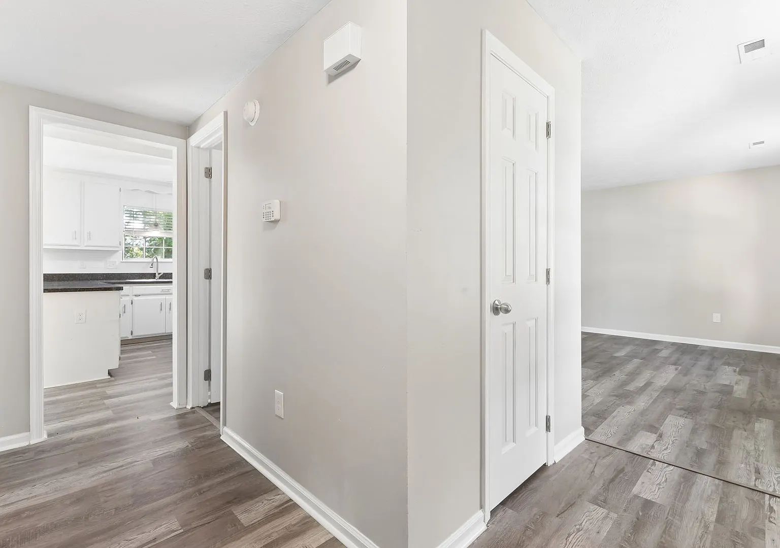 Two Story in Cul-de-sac ready for new tenants! — Photo 3