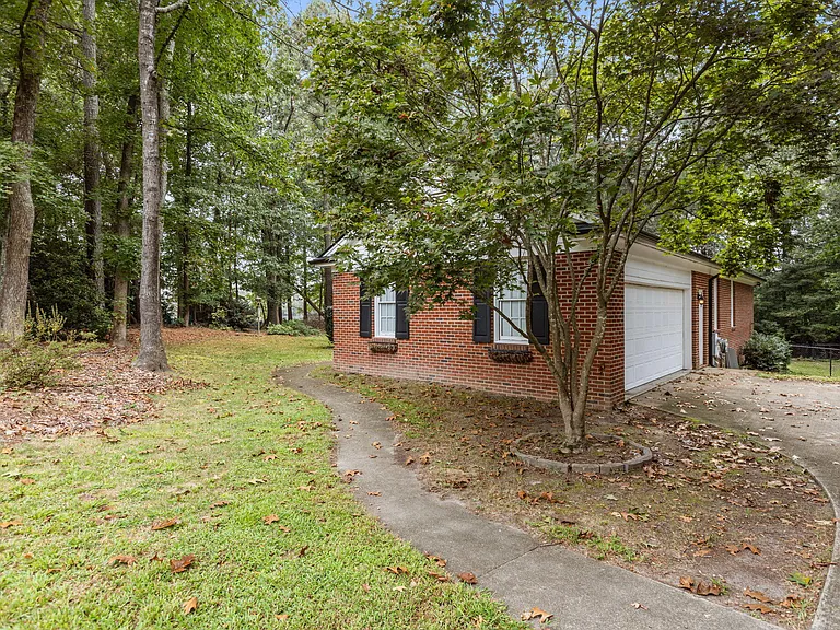 109 Oaklake Ct — Photo 31