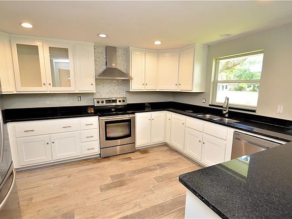 5th image of 140 Suncrest Dr