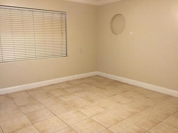 4th image of 7511 Edgewater Cir