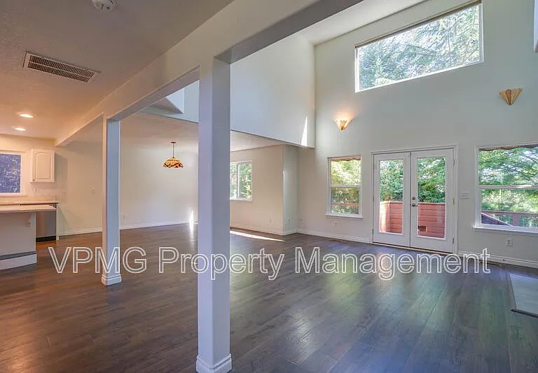 552 E 5th St — Photo 5