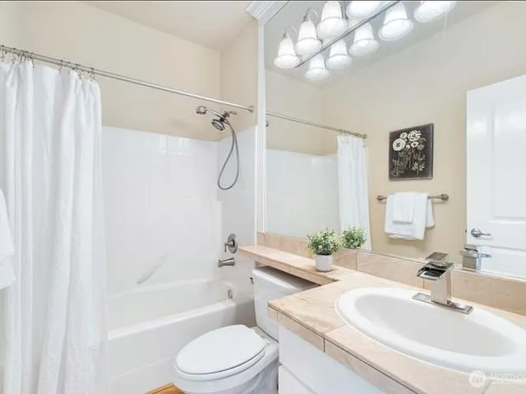 3903 NE 21st St — Photo 4