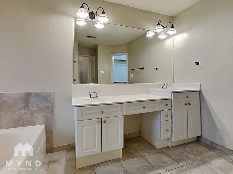 9860 Buckingham Ln — Photo 14