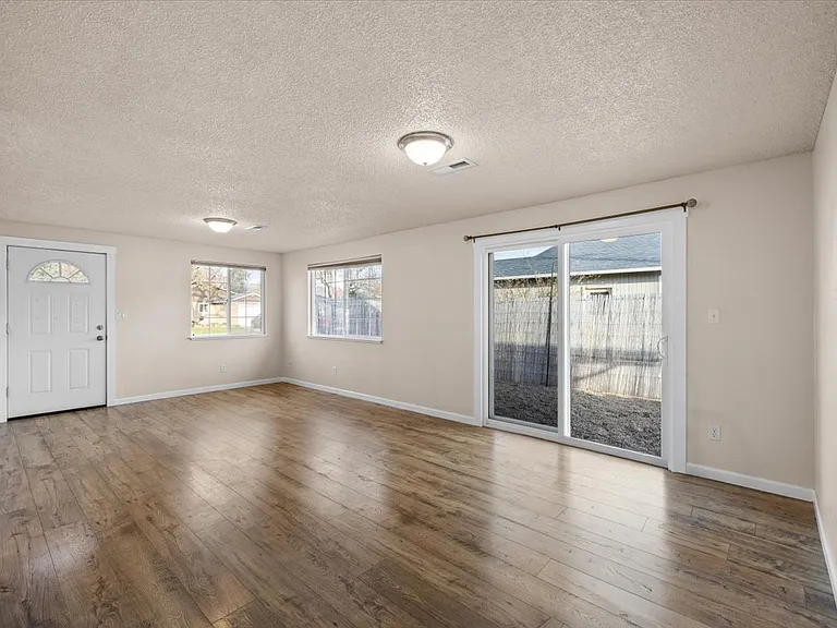 106 N Buchanan Ave — Photo 9