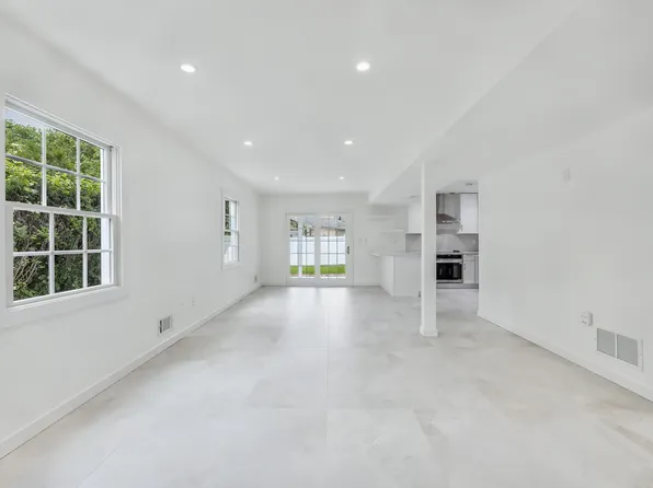 4330 Manhattan Avenue image 4 of 31