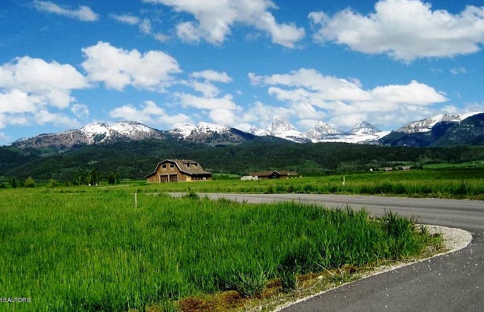 2nd image of 4675 Surprise Valley