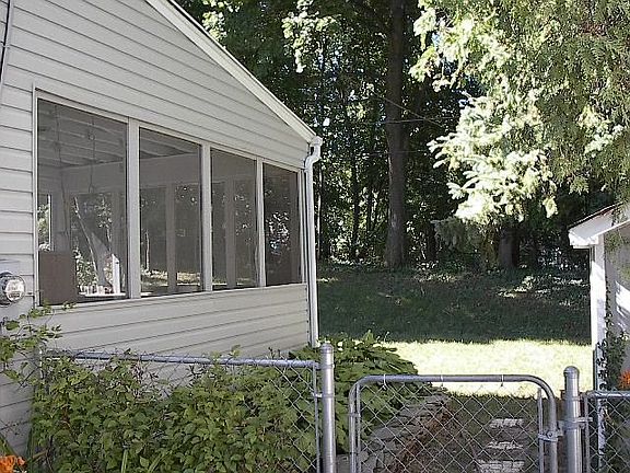 Fenced/wooded rear yard