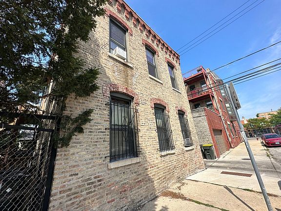 2nd image of 1049 N Marshfield Ave #2CH