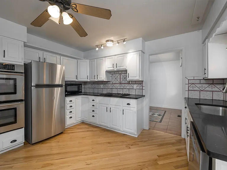 565 Wycliffe Dr — Photo 9