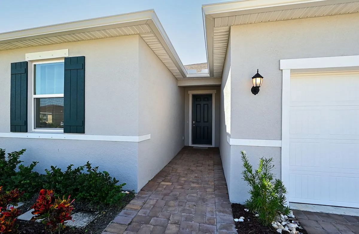 3 bed, 3.0 bath, 2014 sqft, $3,240 — Photo 3