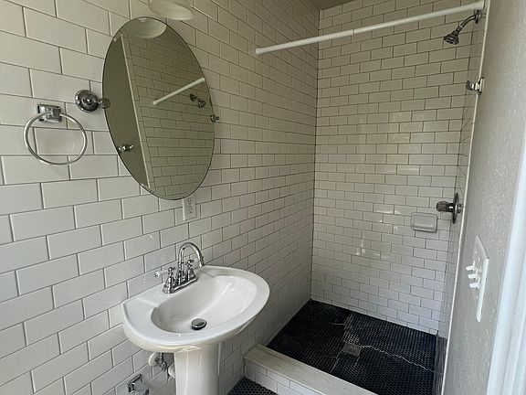 5th image of 2915 E Leigh St APT C