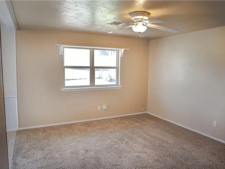 204 Vickie Dr — Photo 9