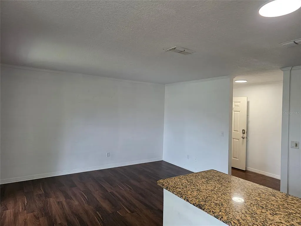2 bed, 2.0 bath, 905 sqft, $1,550 — Photo 3