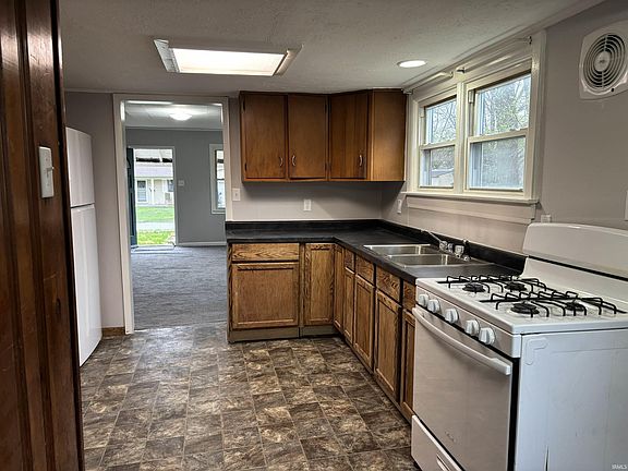 2nd image of 2205 Vinton St