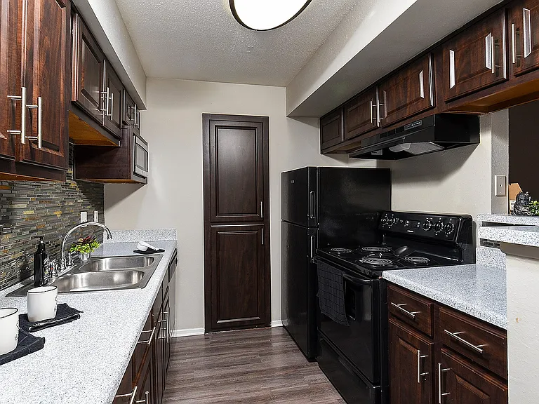 Cricket Hollow Apartments — Photo 19