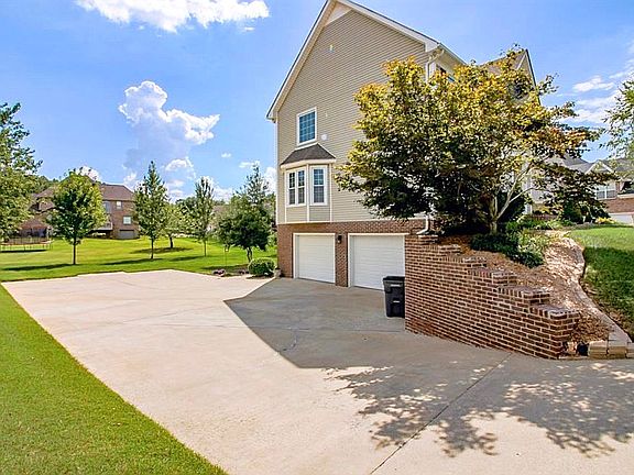 3rd image of 257 Avignon Way