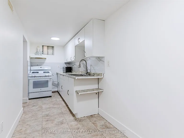 20 Castleton Ave #LOWER — Photo 11