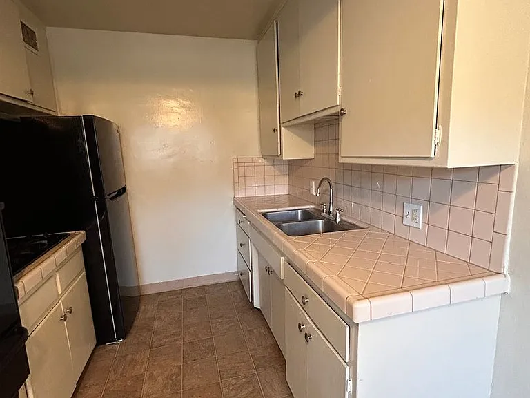 521 S Grevillea Ave — Photo 7