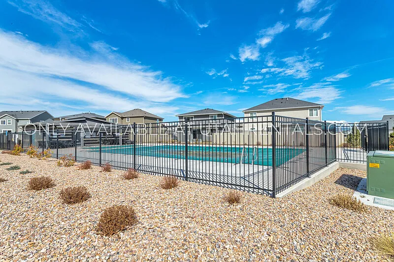 4 bed, 3.5 bath, 2069 sqft, $2,150 — Photo 2