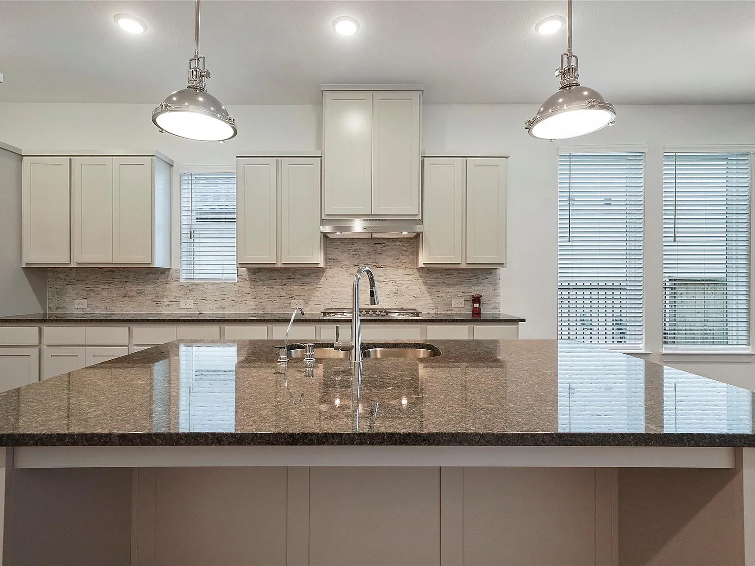 4 bed, 4.0 bath, 3390 sqft, $5,300 — Photo 3