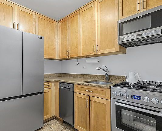 3rd image of 305 E 24th St APT 15L