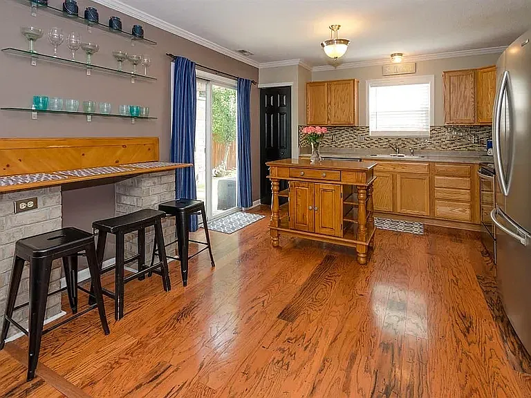 4 bed, 2135 sqft, $2,350 — Photo 4