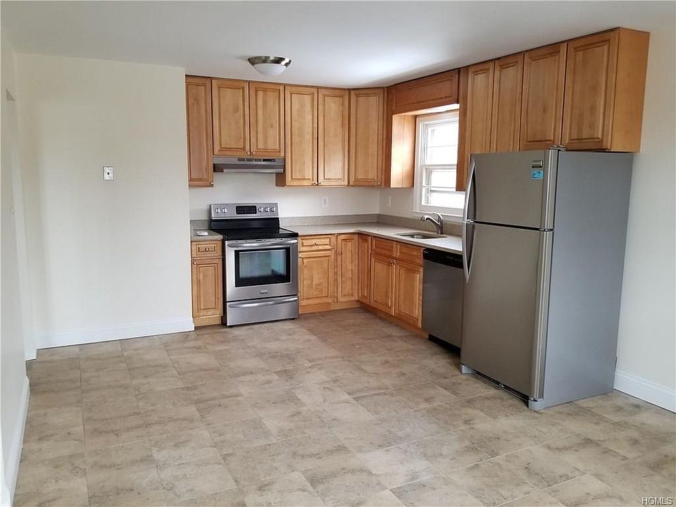 1st image of 4 Dwight Ln APT 1
