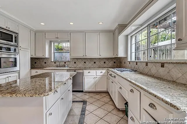 3 bed, 2.0 bath, 2232 sqft, $3,395 — Photo 3