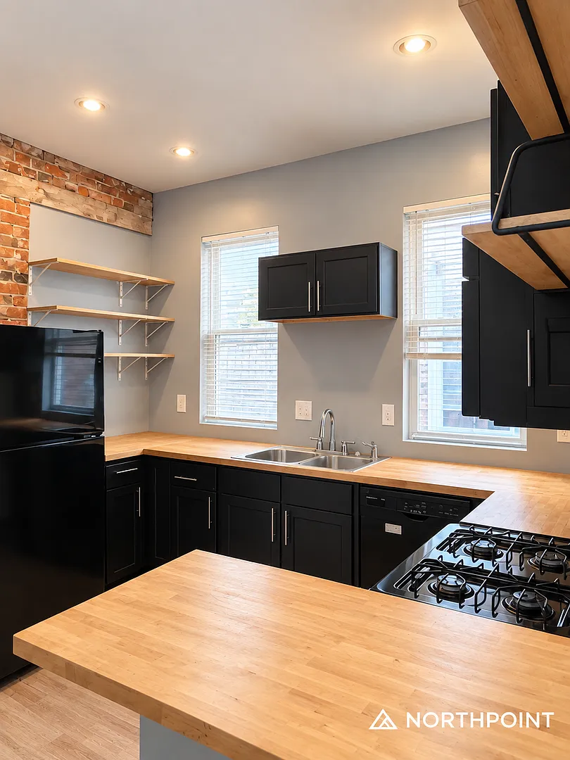 Charming 3 bed/2 bath Townhome with a private yard available for rent! — Photo 4